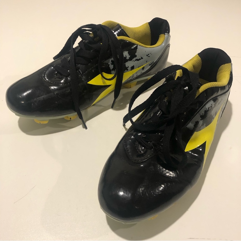 Diadora Soccer Shoes Mens size 8.5 Black, Yellow and Grey